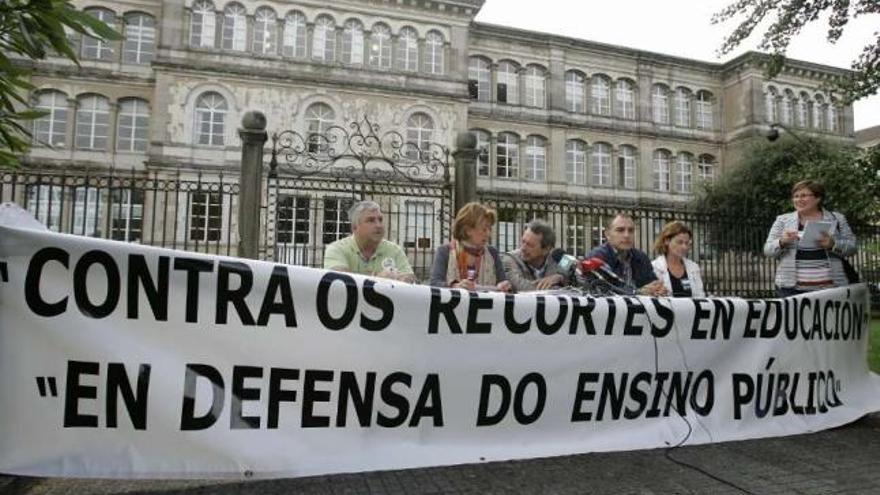 Representantes de los sindicatos, ayer, en Santiago. / xoán álvarez