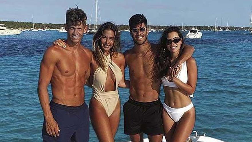 Los futbolistas Marco Asensio y Marcos Llorente navegan por Mallorca en sus vacaciones