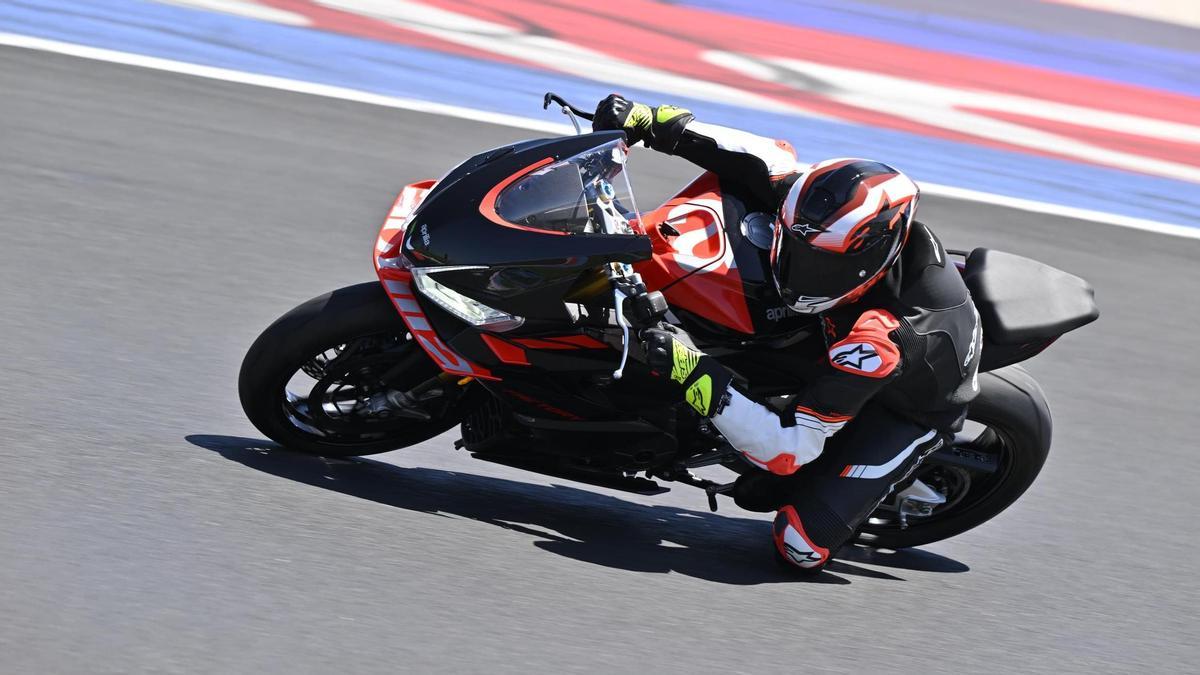 Jorge Martín, con una moto Aprilia de calle de gran cilindrada, hoy, en Misano.