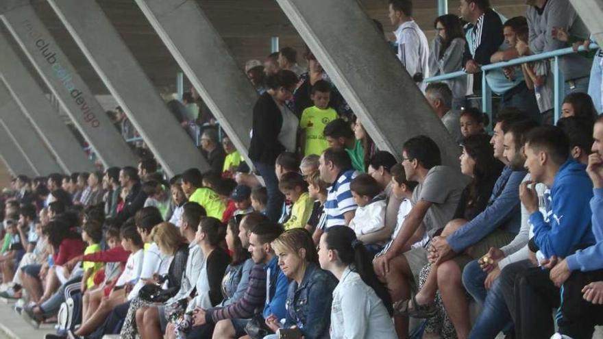 Doscientas personas siguieron el entrenamiento en A Madroa - Unas doscientas personas se acercaron ayer hasta A Madroa para presenciar la única sesión de entrenamiento abierta del público esta semana. En vísperas de la presentación oficial del equipo el próximo viernes en el_Memorial Quinocho ante el Genoa, los aficionados disfrutaron de la sesión preparatoria y se agolparon luego en la salida de las instalaciones para hacerse con un autógrafo y fotografiarse con los jugadores celestes.