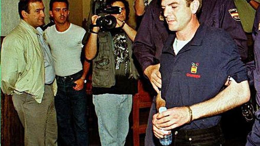 Miguel Ricart, en 1997, entra en la sala del juicio.