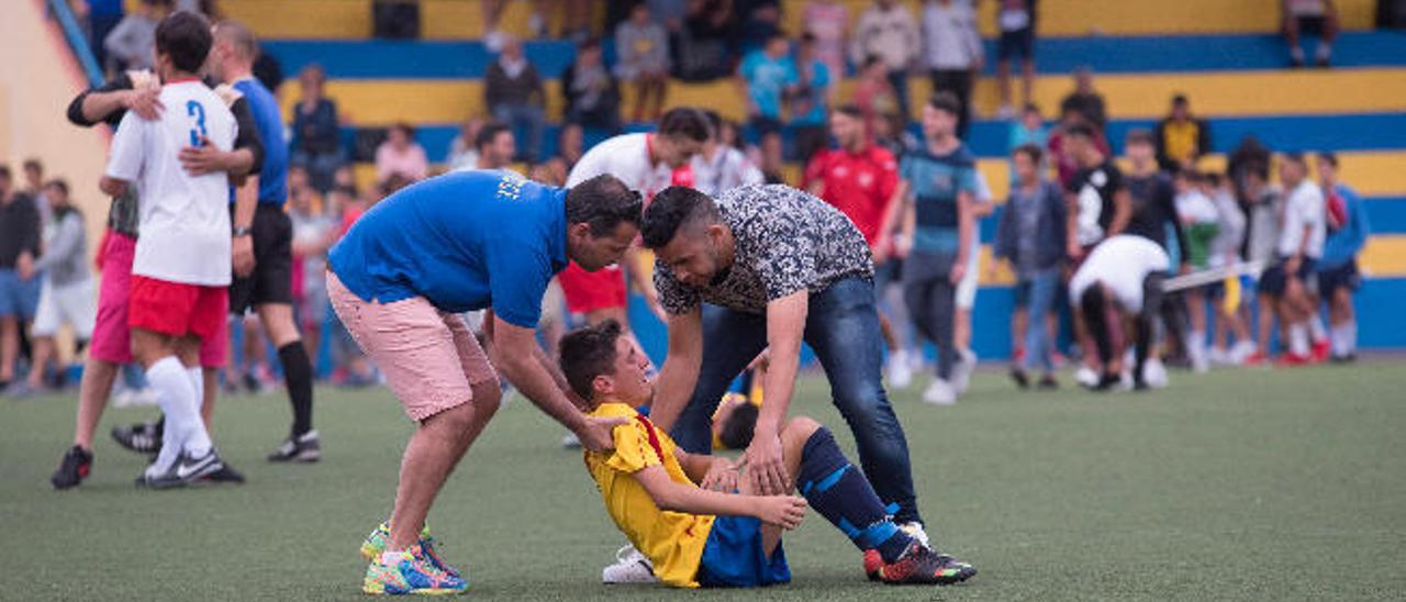 Falta de un jugador galdense sobre Víctor, el mejor futbolista del Agüimes.