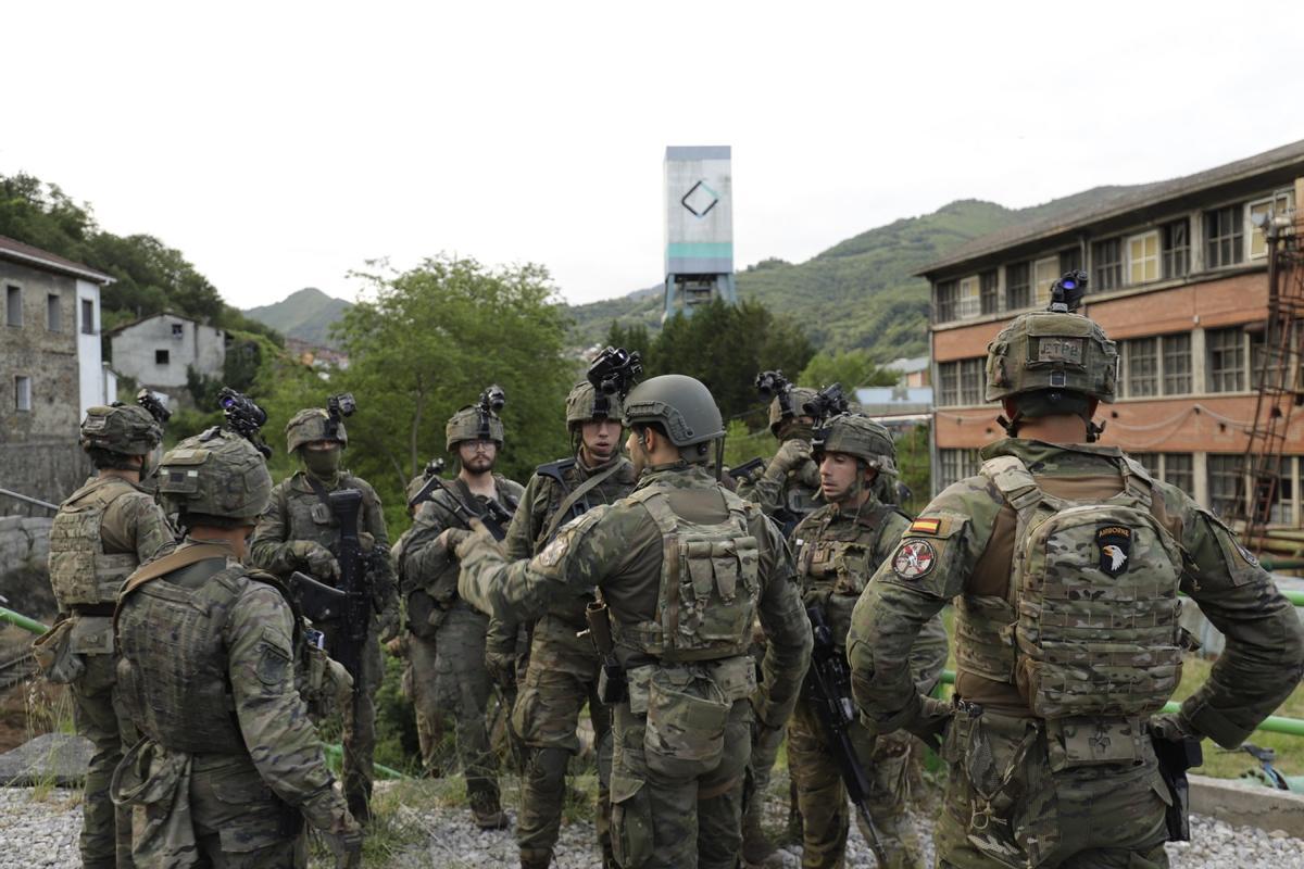 Militares, en las instalaciones de Hunosa en Aller.