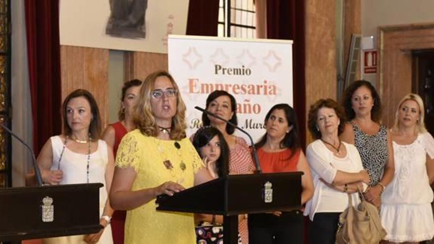 El alcalde Ballesta y la presidenta de OMEP, Manoli Marín, que firmaron ayer el Manifiesto por la igualdad, con varias mujeres empresarias.