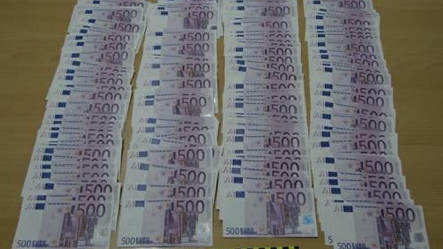 El dinero falso incautado por la Guardia Civil a los dos detenidos en Novelda.