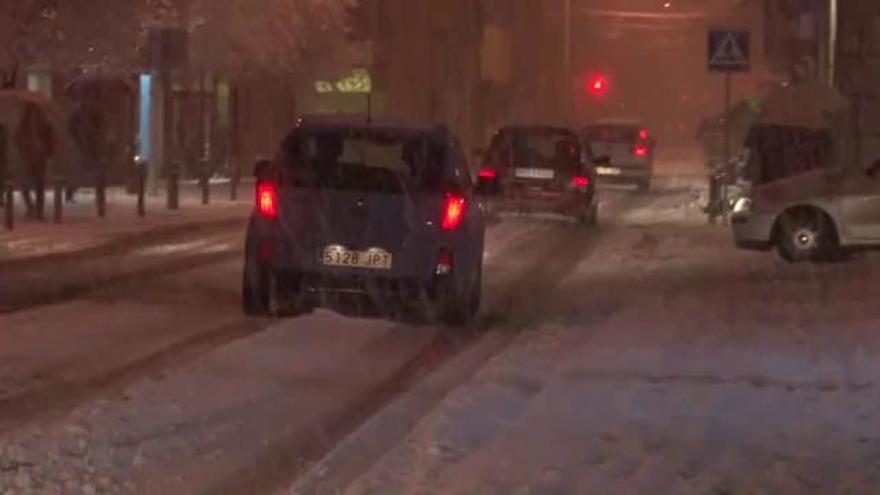 La nevada a la meitat nord de Catalunya afecta una trentena de carreteres