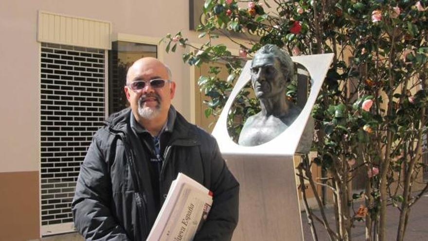 Toni Silva, ayer, junto al busto de Agustín Argüelles, en la Gran Vía de Ribadesella.