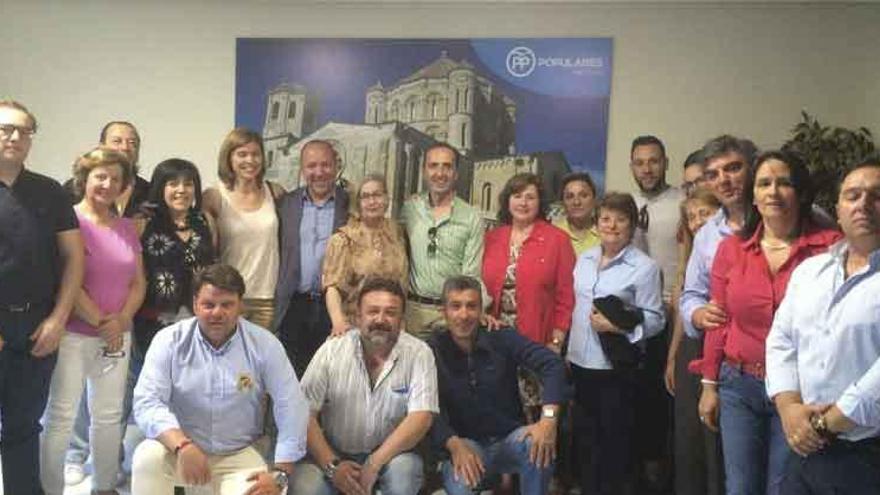 Interventores, militantes y afiliados posan en una foto de familia con los candidatos populares. Foto c