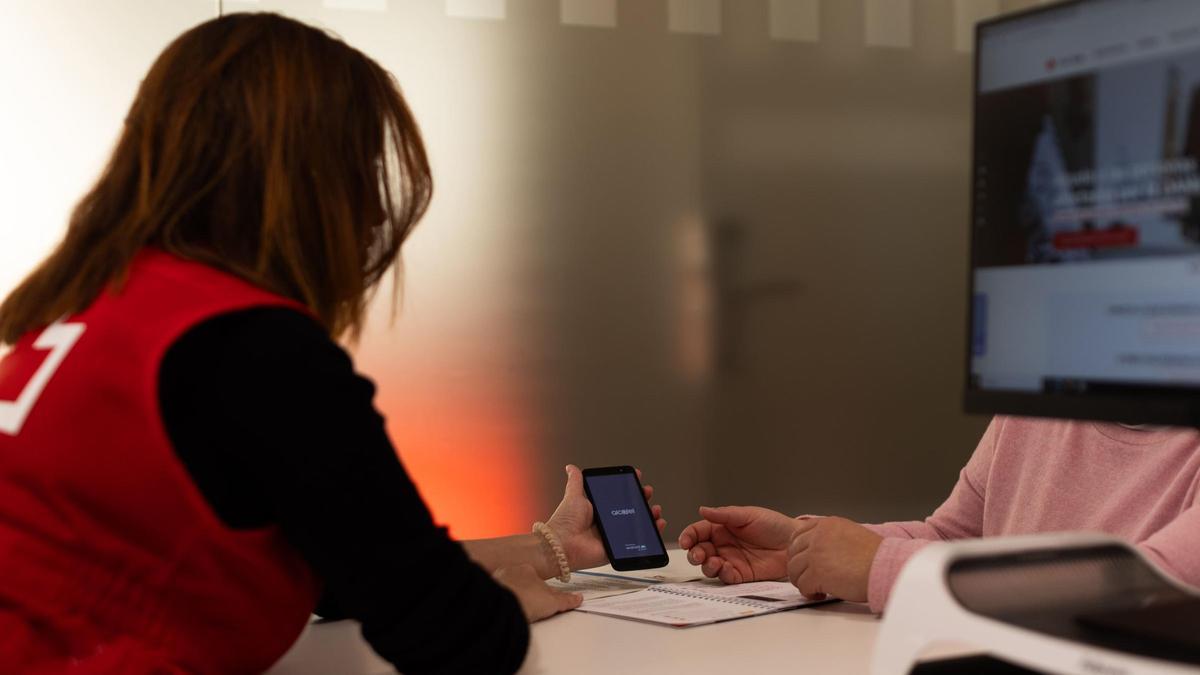 Una técnica del Servicio telefónico de Atención y Protección (ATENPRO) para víctimas de violencia de género