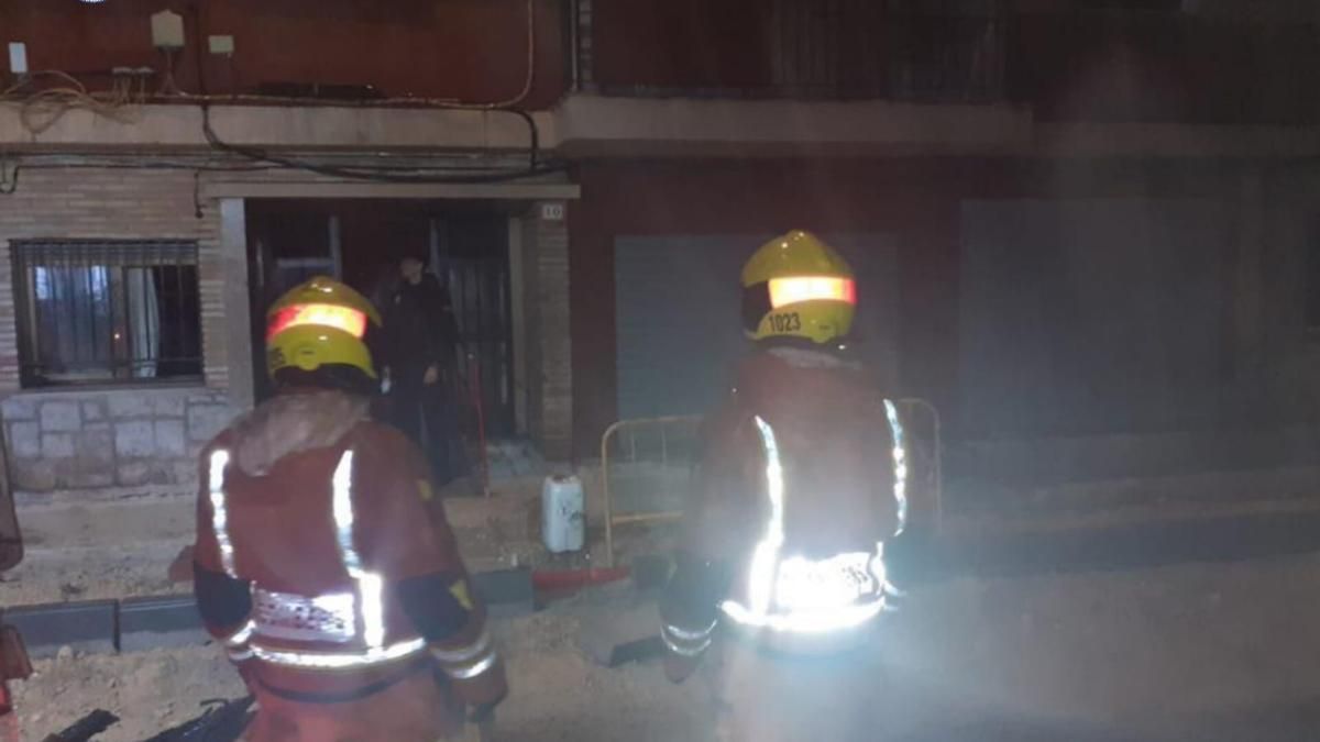 Dos bomberos, en el lugar del incendio.