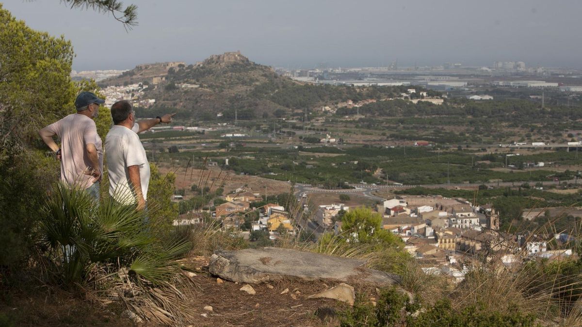 El alcalde, Miguel Vidal y el exalcalde, Antonio Hernández, en la cima del monte.