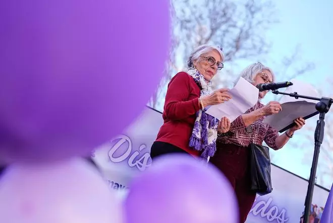 Cerca de mil mujeres ejecutan un 'flashmob' en Plaza España para protestar contra la desigualdad y el edadismo