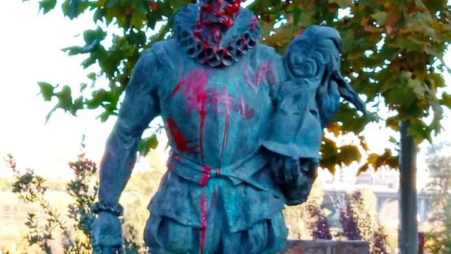 Tres estatuas de conquistadores extremeños aparecen con pintadas en Badajoz