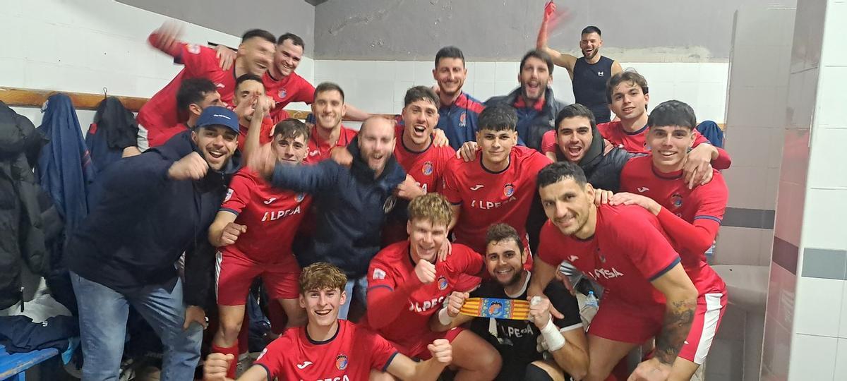 El quipo vallero celebra su triunfo en Sueca