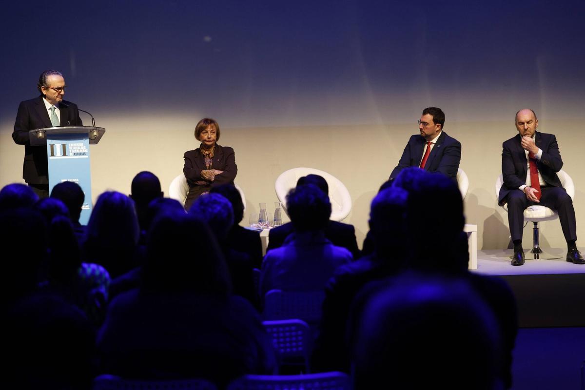 Un momento de la intervención de Javier Moll en el III Encuentro de alcaldes y alcaldesas de Asturias. Un momento de la intervención de Javier Moll en el III Encuentro de alcaldes y alcaldesas de Asturias.