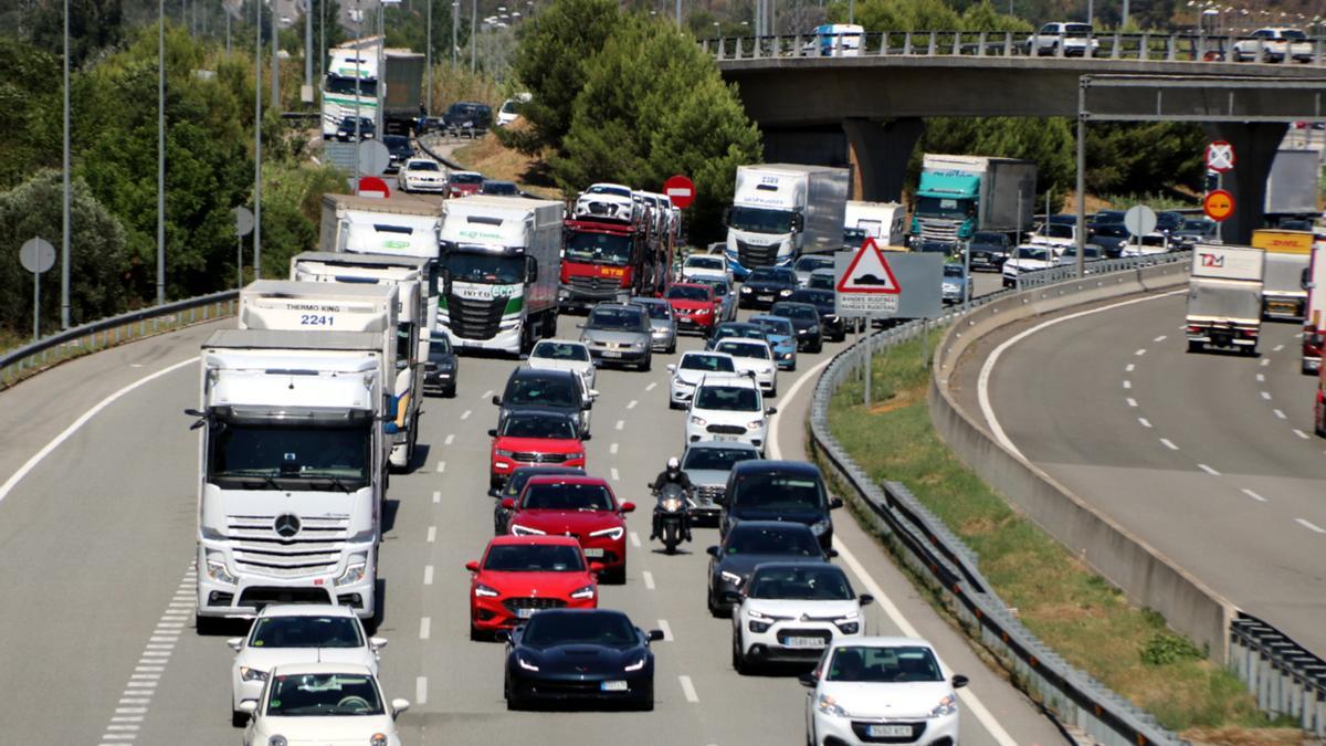 Camions i cotxes parats a l&#039;AP-7 a l&#039;alçada de l&#039;antic peatge de Martorell