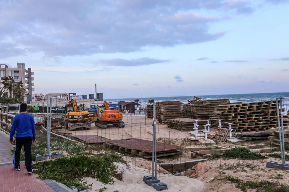 Obras de reparación y renovación del tramo sur del paseo de la playa de La Mata en Torrevieja que Costas quiere terminar antes del verano.