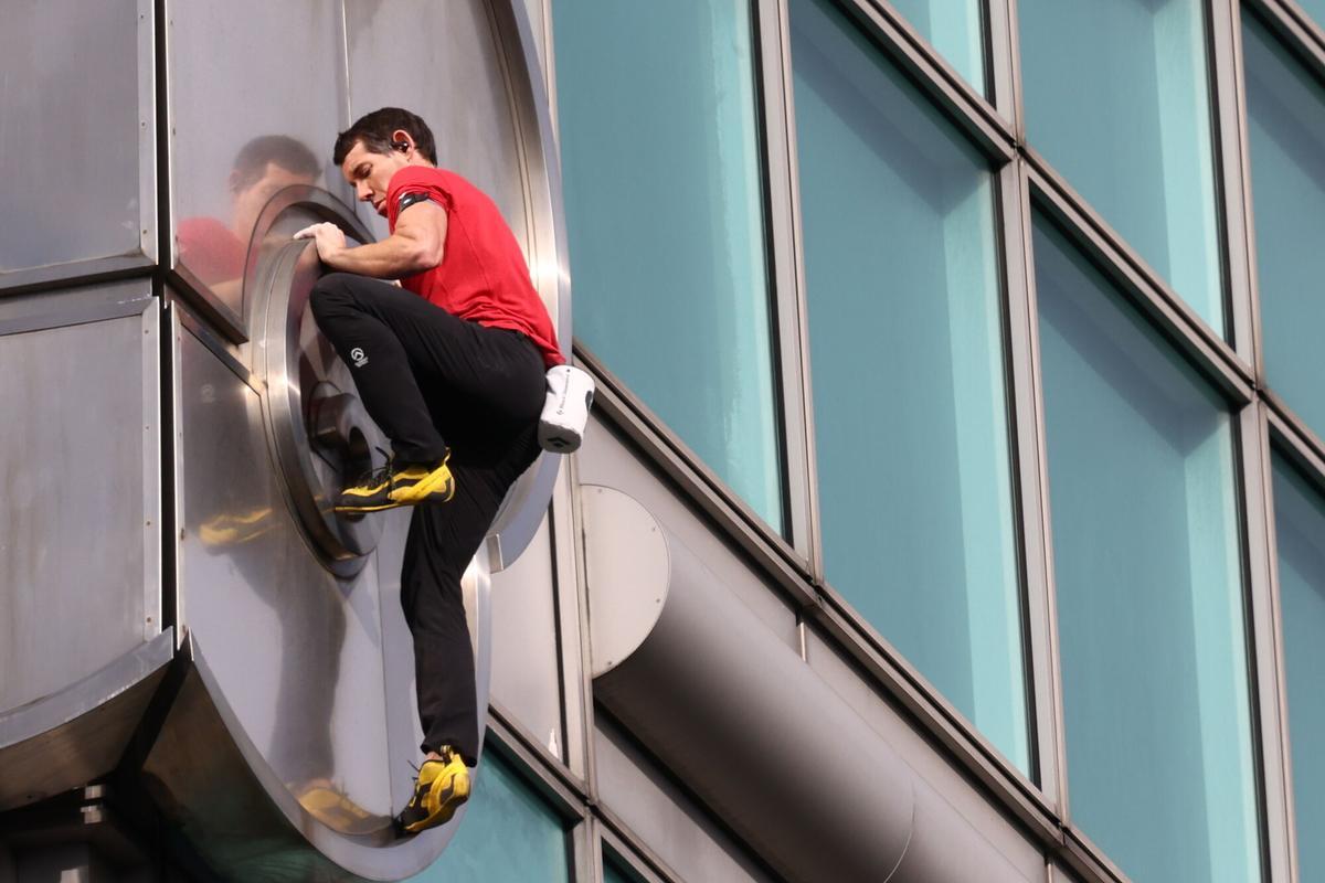 Alex Honnold escala el Taipei 101