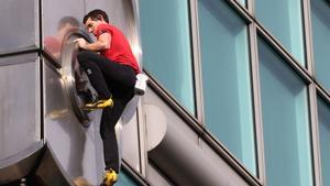 Alex Honnold escala el Taipei 101