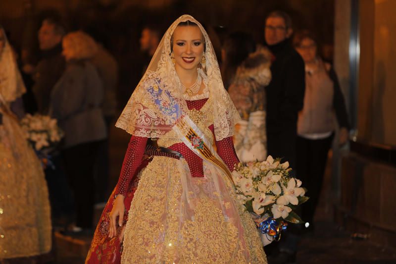 Marina Civera y su corte de honor en la Ofrenda de las Fallas 2019.