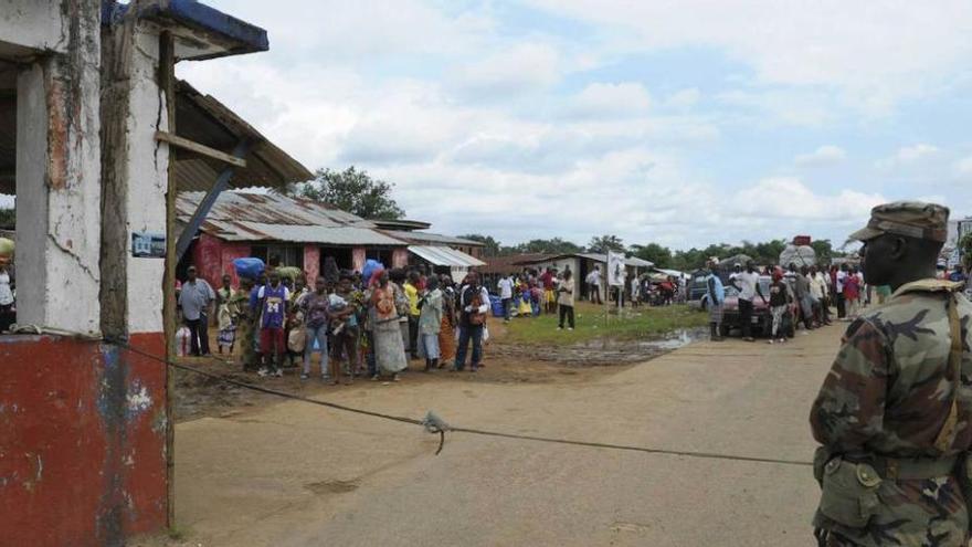 Veinte infectados huyen de un hospital de Monrovia tras ser invadido y saqueado