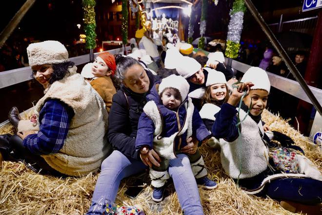 La cabalgata de Reyes en la zona oeste de Gijón, en imágenes.