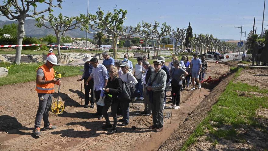 Una treintena de vecinos protestan frente de las máquinas que remodelan la avenida de Lledó