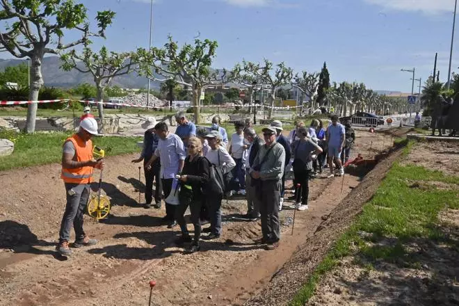 Una treintena de vecinos protestan frente de las máquinas que remodelan la avenida de Lledó