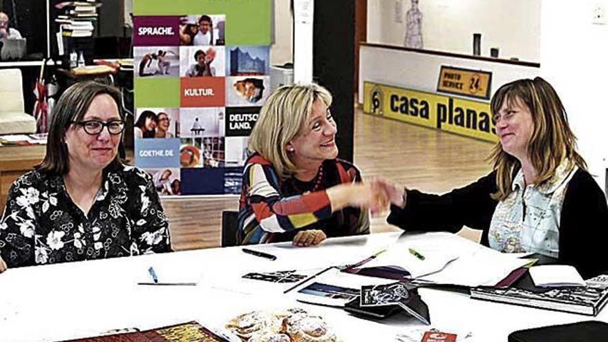 Sabine Lammers, Judith Maiworm y Marina Planas, ayer, en Casa Planas.