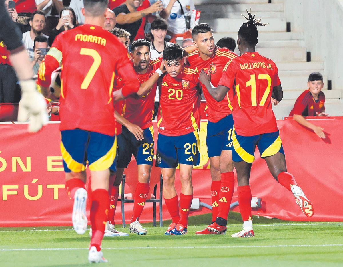 La selecció espanyola celebrant un gol de Pedri