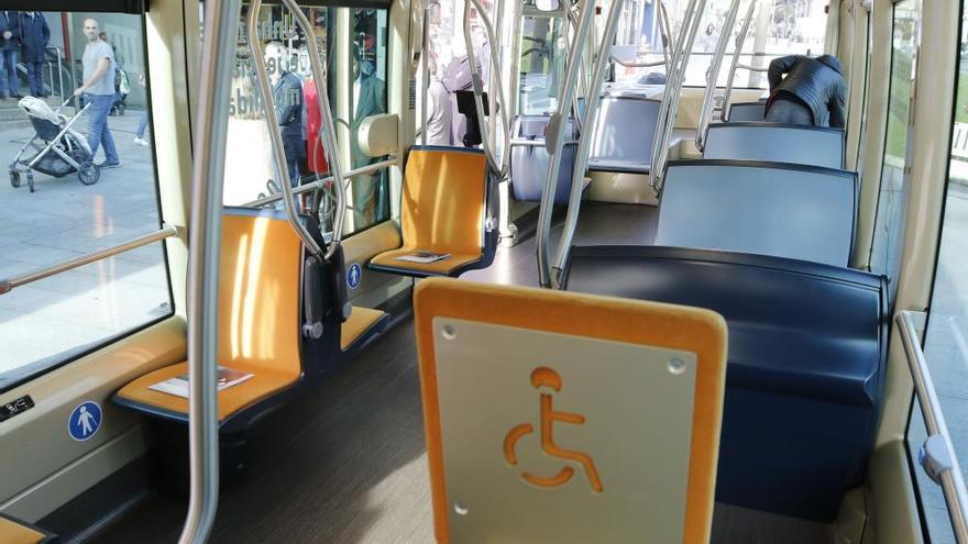 Autobús eléctrico en Vigo. // Alba Villar