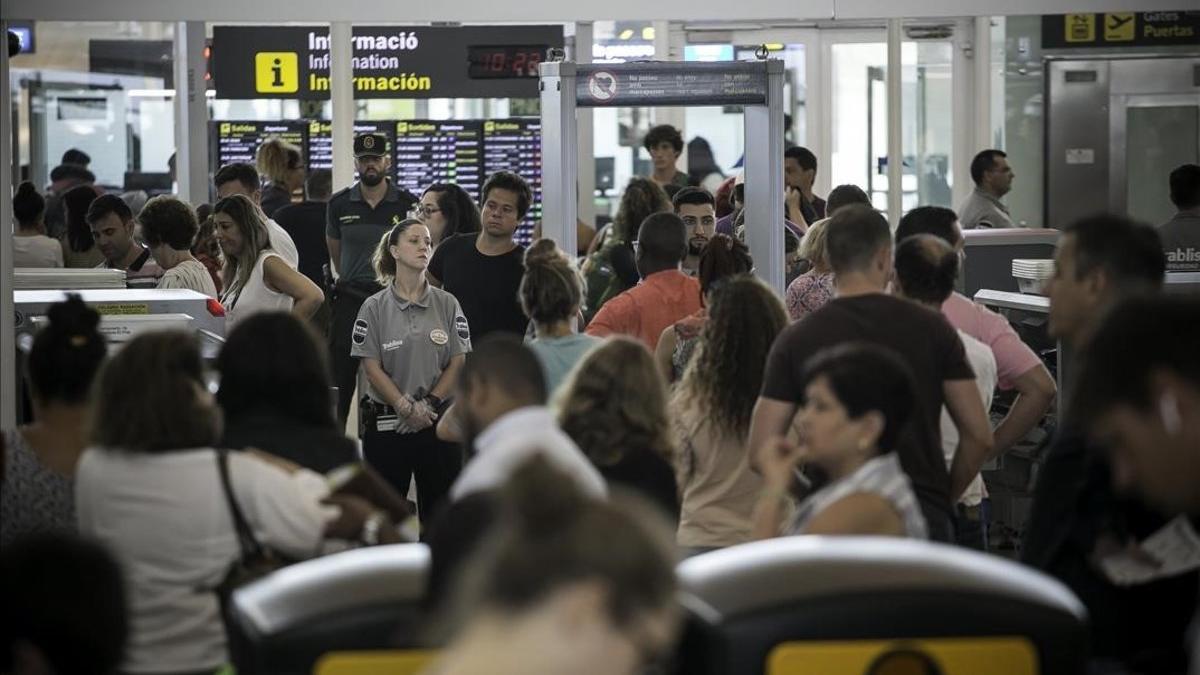 El aeropuerto de El Prat, durante la jornada de huelga de vigilantes