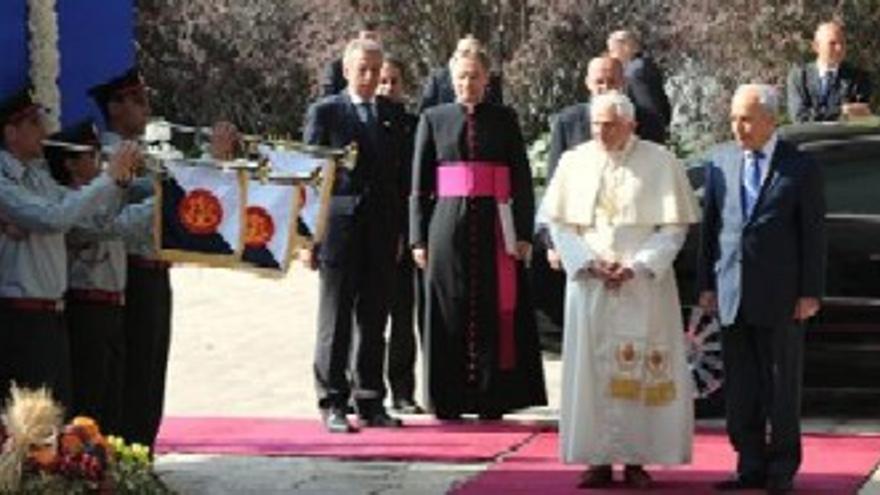 Papa visita el Muro de las Lamentaciones y puso una petición entre sus piedras