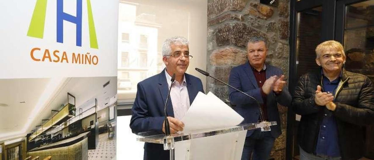 Herminio Cano, Belarmino Feito y Belarmino Fernández, ayer, durante el acto inaugural en Pola.