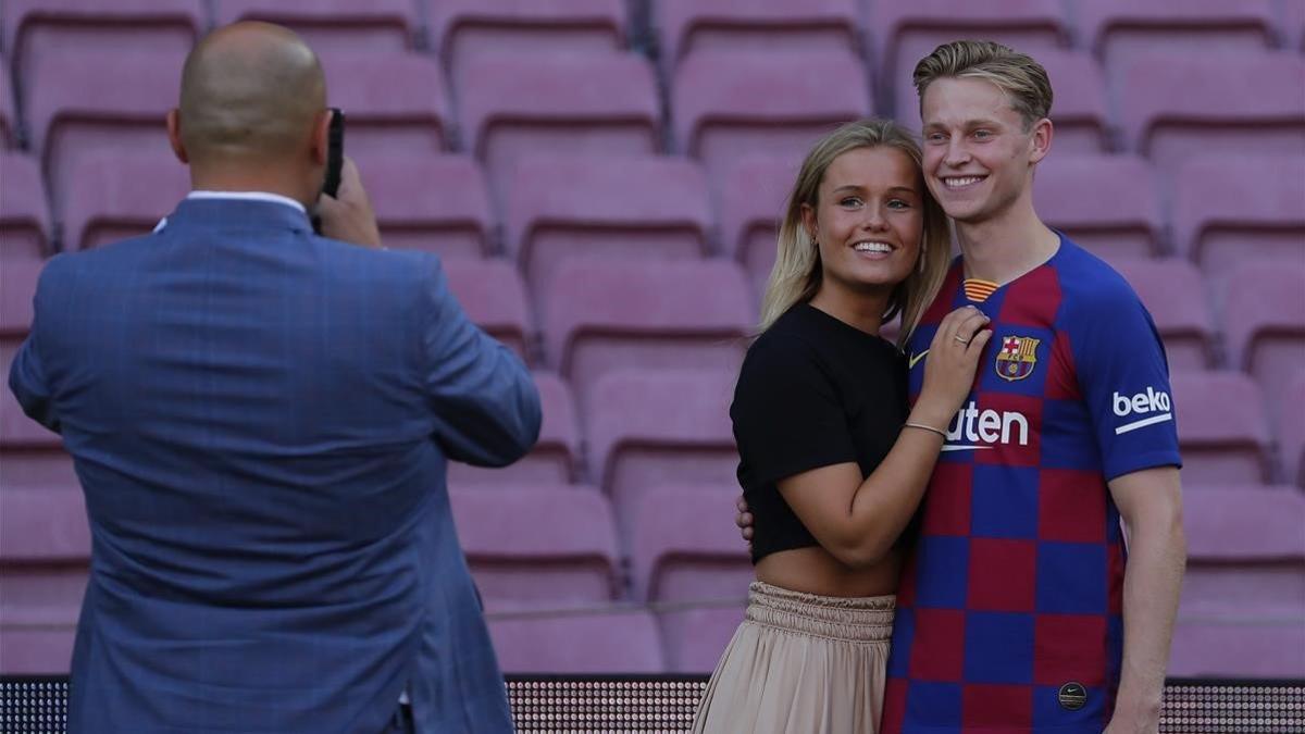 De Jong posa con su novia Mikki Kiemeney en el Camp Nou.