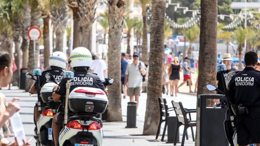 Siete detenidos por ofrecer masajes a los turistas en las playas de Benidorm