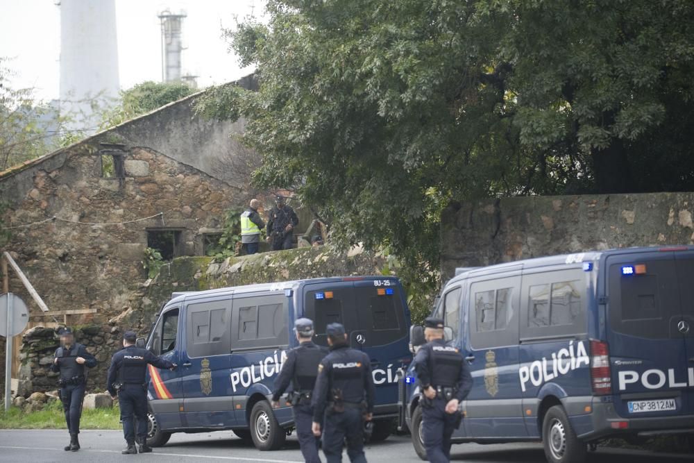 Varias unidades policiales realizaron un importante despliegue en las viviendas de San José, situadas entre los concellos de A Coruña y Arteixo, durante una investigación contra el tráfico de drogas.