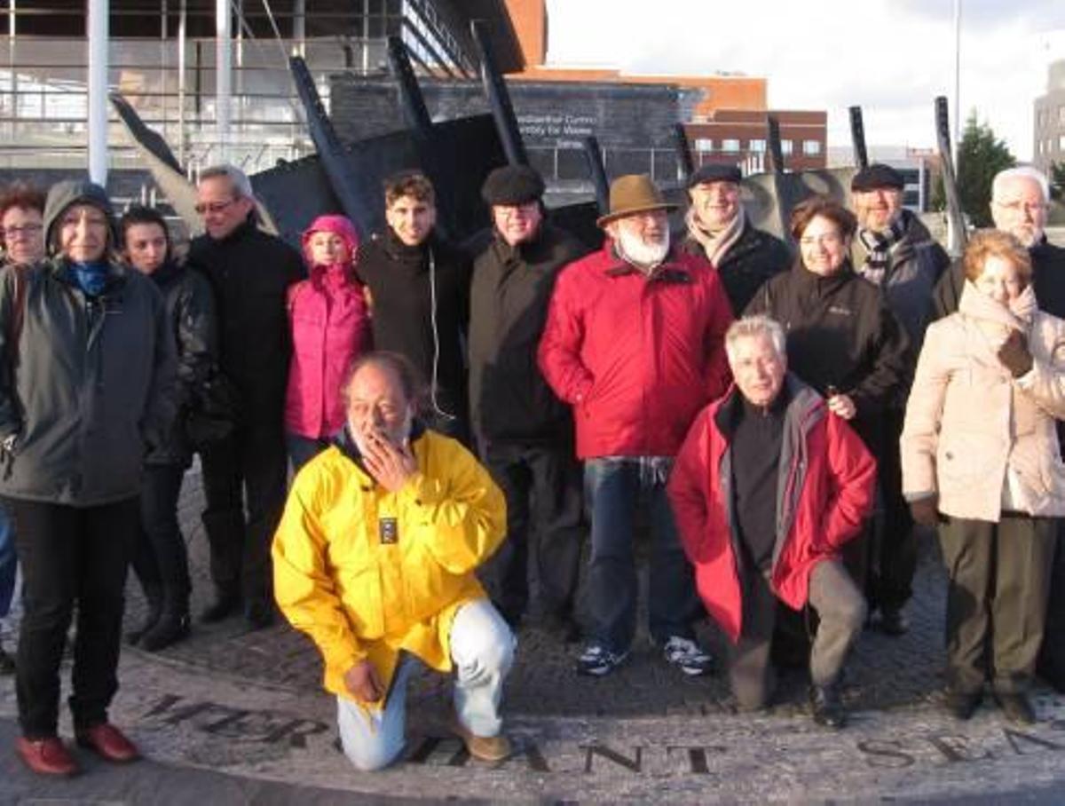 La comisión cívica de Alicante homenajea en Cardiff al capitán del Stanbrook