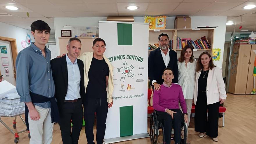 Carracedo y Paco Salinas llenan de emoción y sonrisas el Aula Materno-Infantil del Hospital Reina Sofía