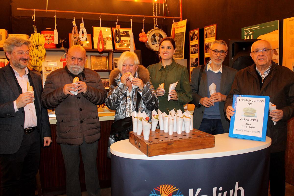 La inauguración de la exposición sobre el Bar Villalobos en L'Aljub