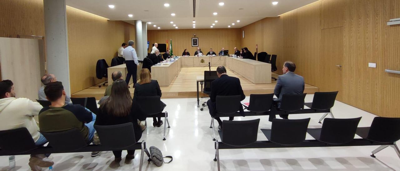 En primera fila, la exalcaldesa de Peñarroya, Luisa Ruiz, y los empresarios acusados.