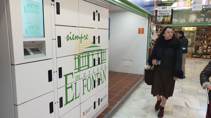 Una mujer, pasando ayer junto a las nuevas taquillas inteligentes del Mercado El Fontán. | LNE