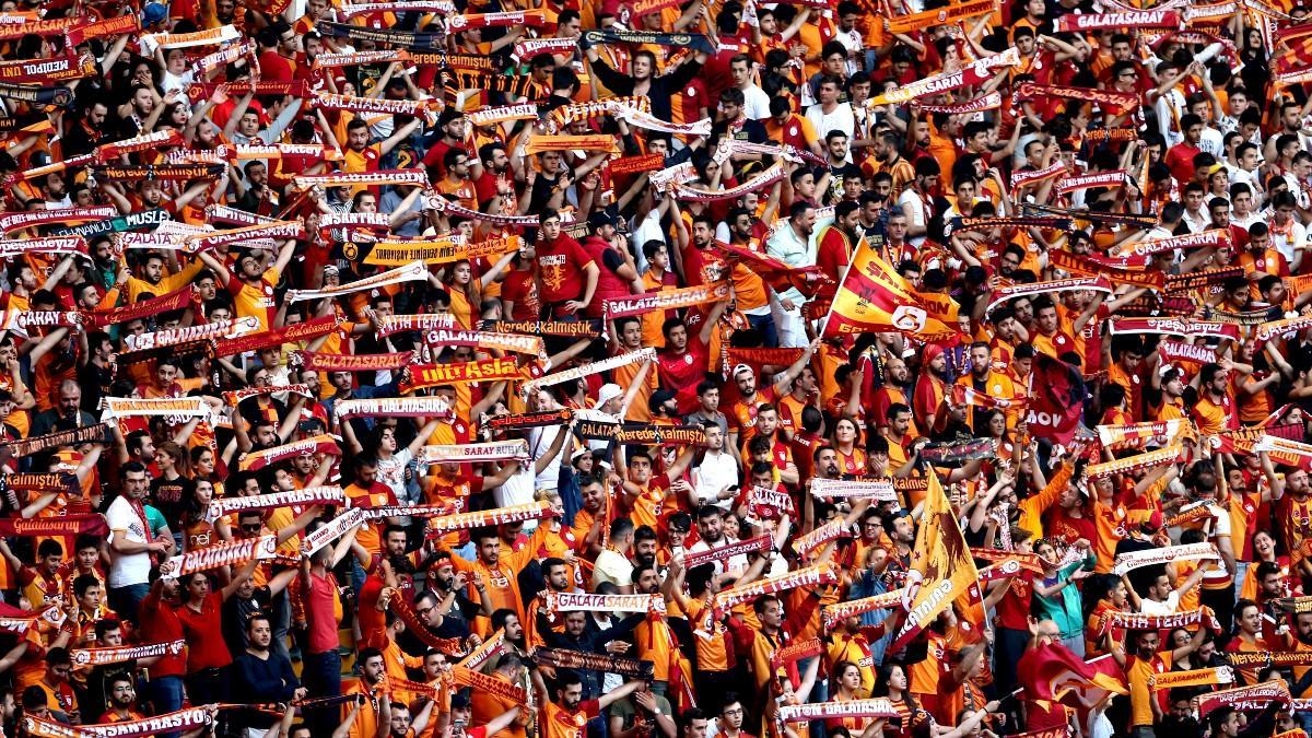 Aficionados del Galatasaray tiran fuegos artificiales en el hotel del Barça