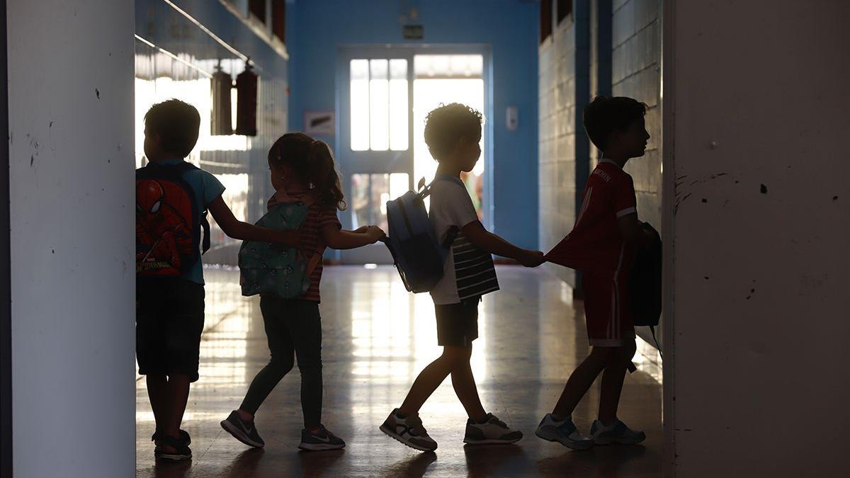 Fila de niños en un centro escolar.