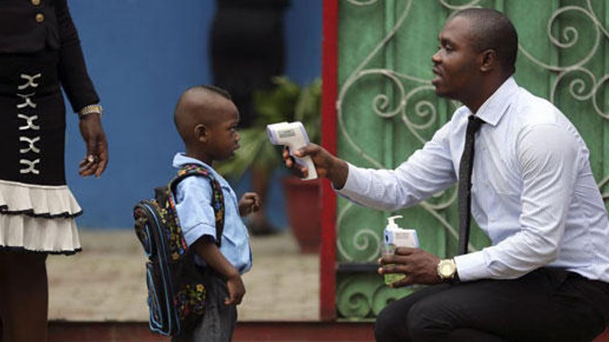 Control médico en un colegio de Nigeria.