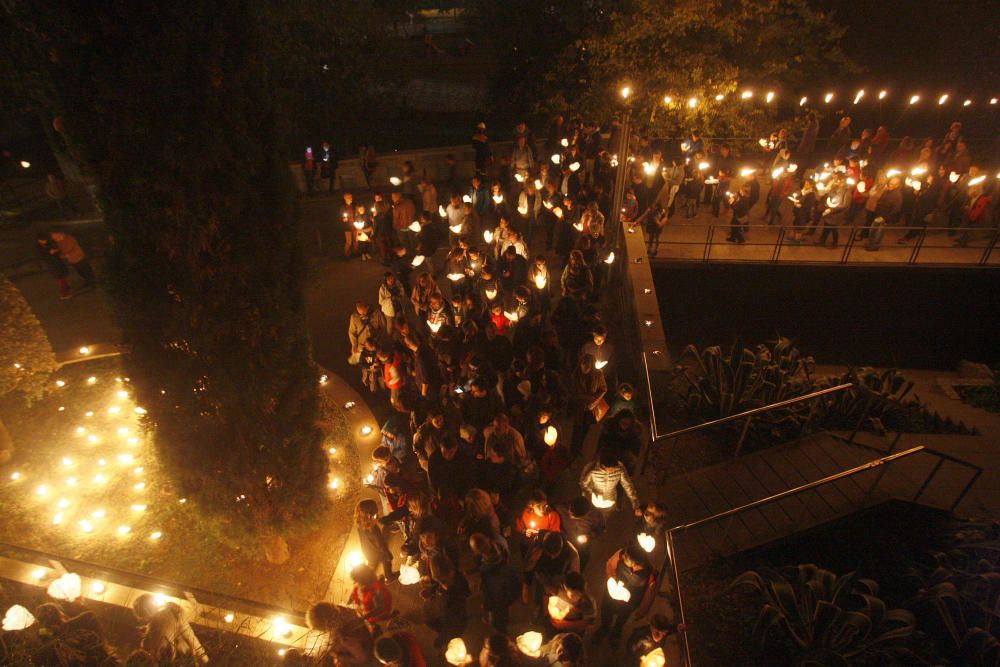 Les lluminàries porten el foc i la música medieval a les Pedreres