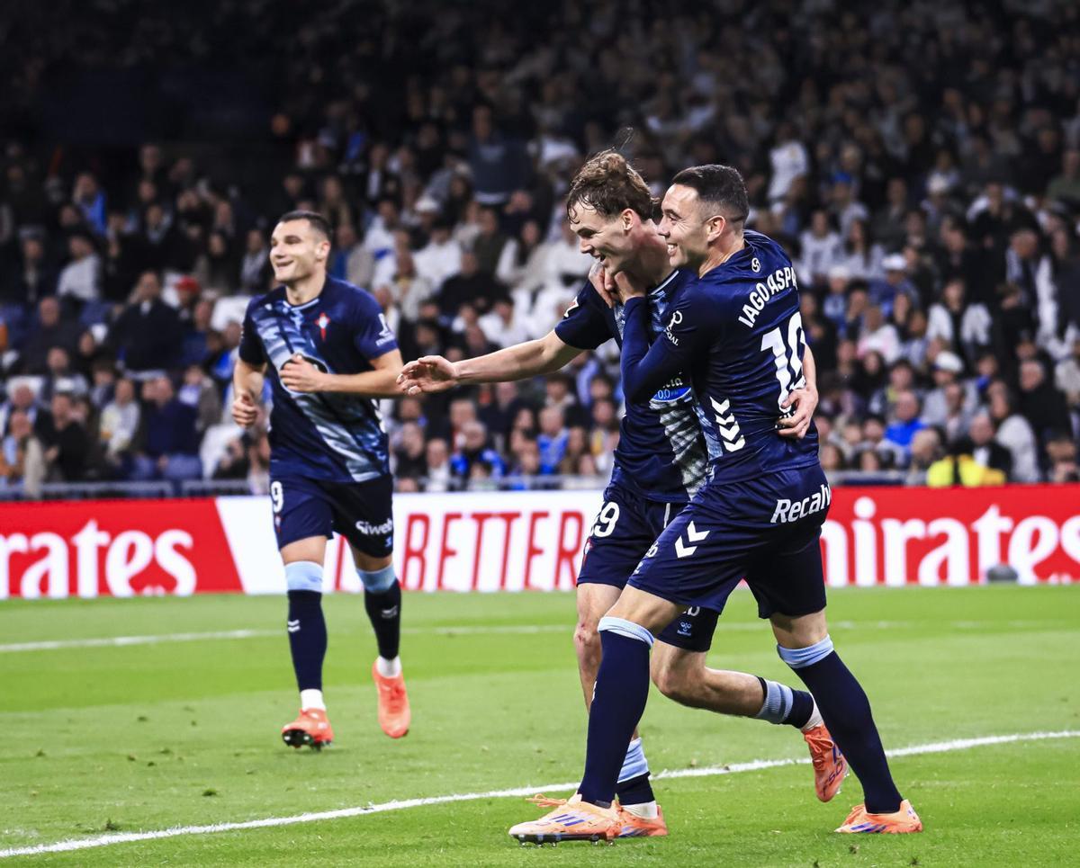 Williot celebra su segundo gol en el Bernabéu con Iago Aspas y Ferran Jutglá.