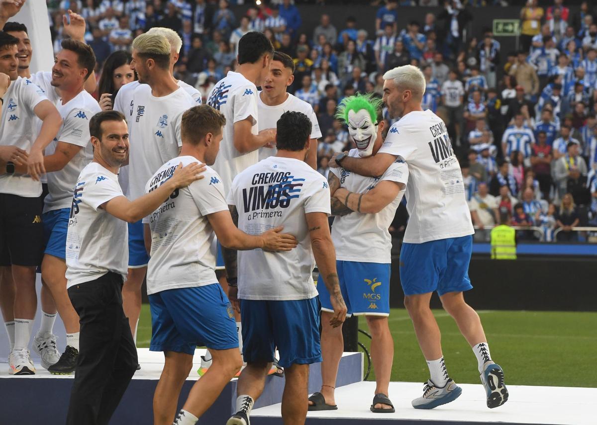 Así fue la invasión de aficionados en el campo en la celebración tras el partido en Riazor