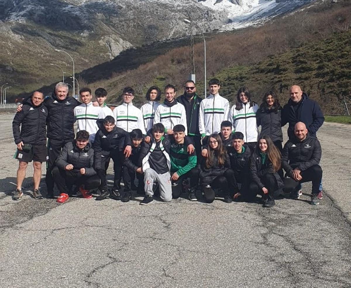 La selección extremeña Lucha Sambo camino de Gijón.