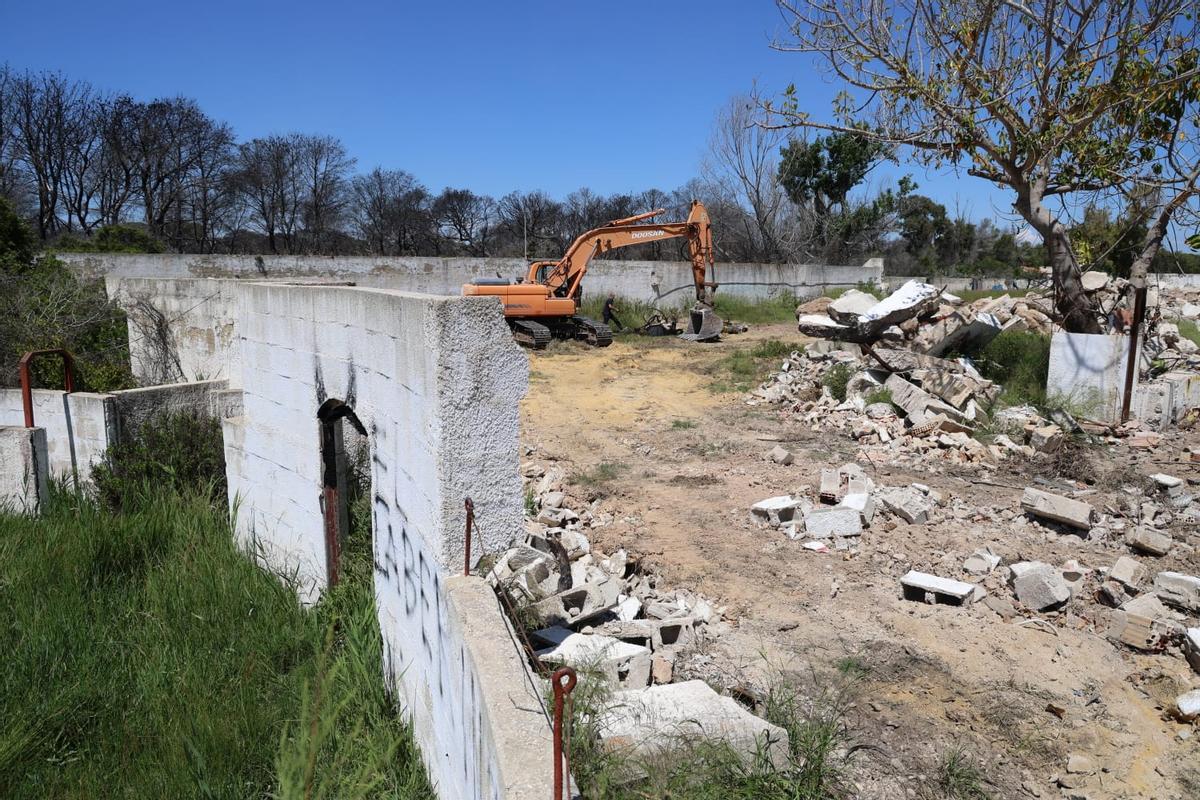 Una máquina excavadora trabaja en la vieja Venta de Bous.
